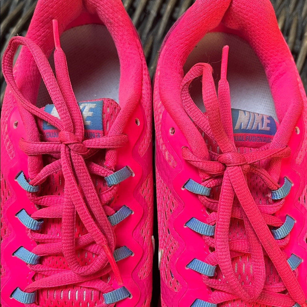 Nike Women's Bright Pink Athletic Shoes - Picture 4 of 10